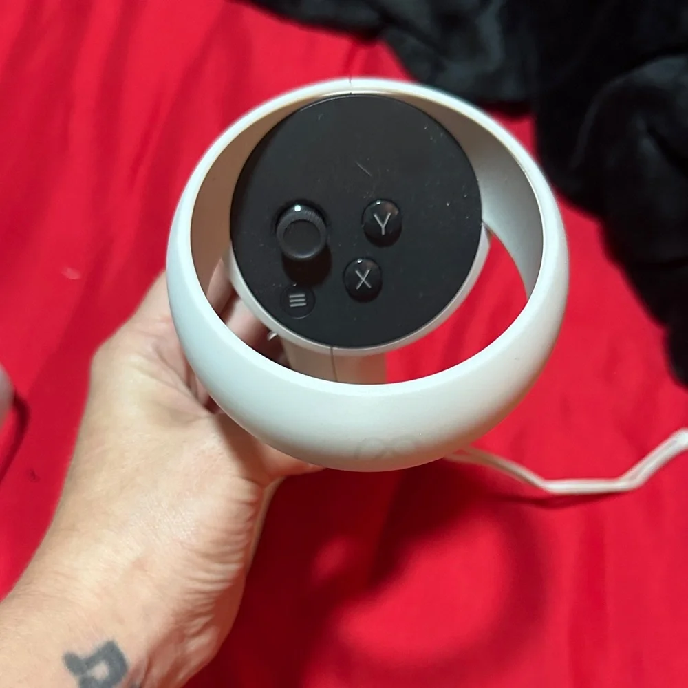 Oculus VR Headset with White Controllers